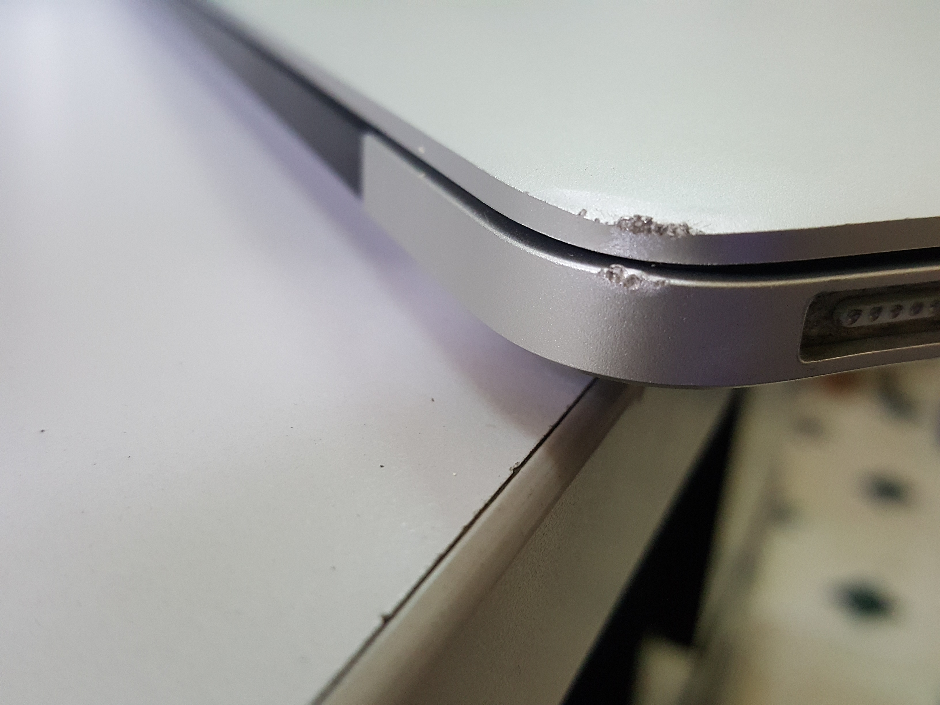 Làm sao để sửa Macbook bị móp vỏ?