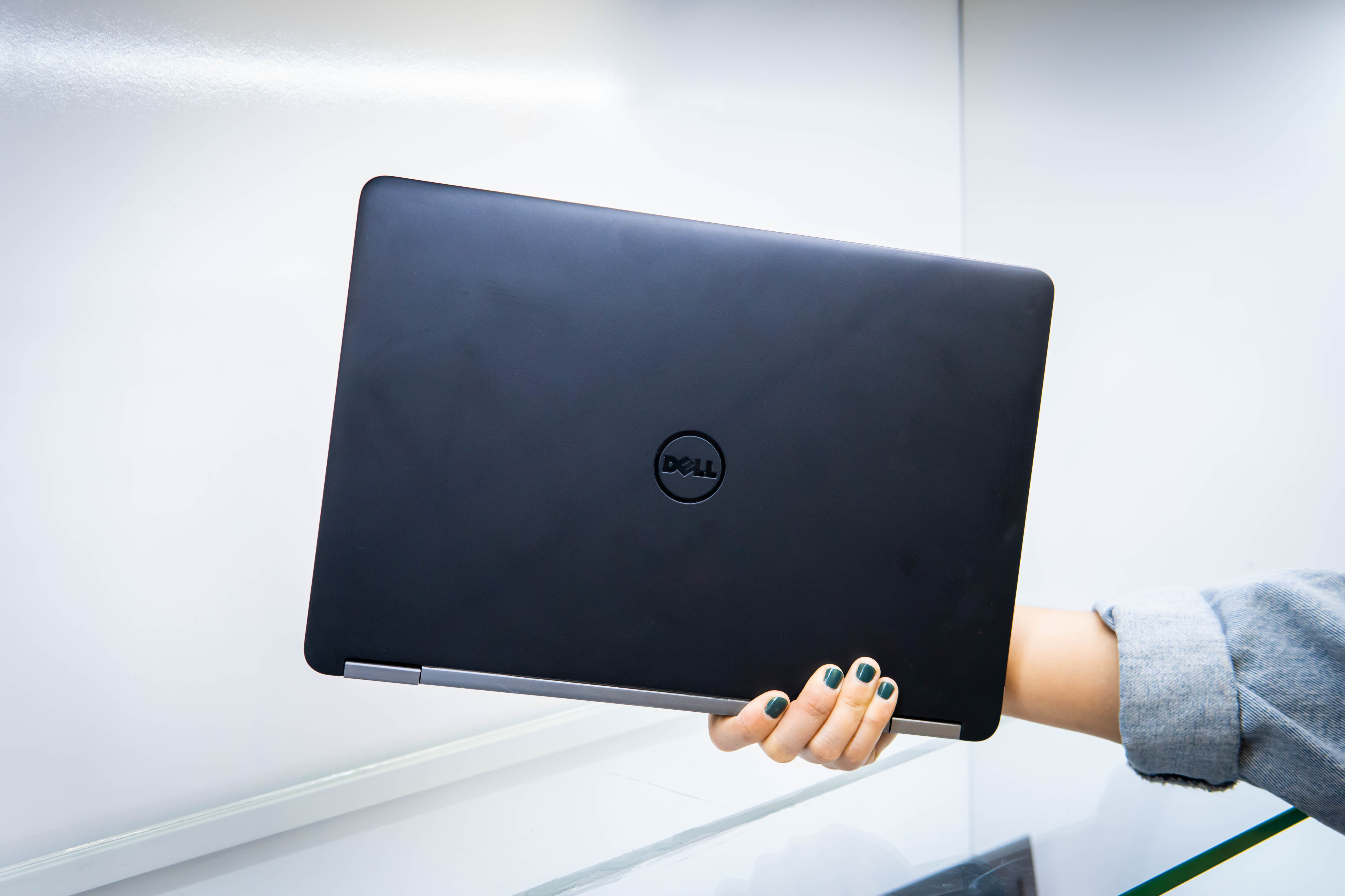 Các mẫu laptop Dell 12 inch nhỏ gọn siêu bền cho những người hay di chuyển