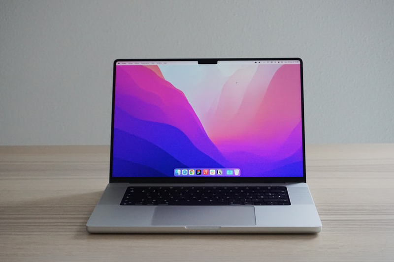 MacBook Pro Intel có phải là “món hời” trong năm 2025?