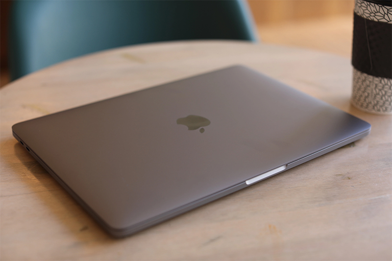 Nên chọn MacBook màu xám không? Màu nào sẽ phù hợp nhất với phong cách của bạn?