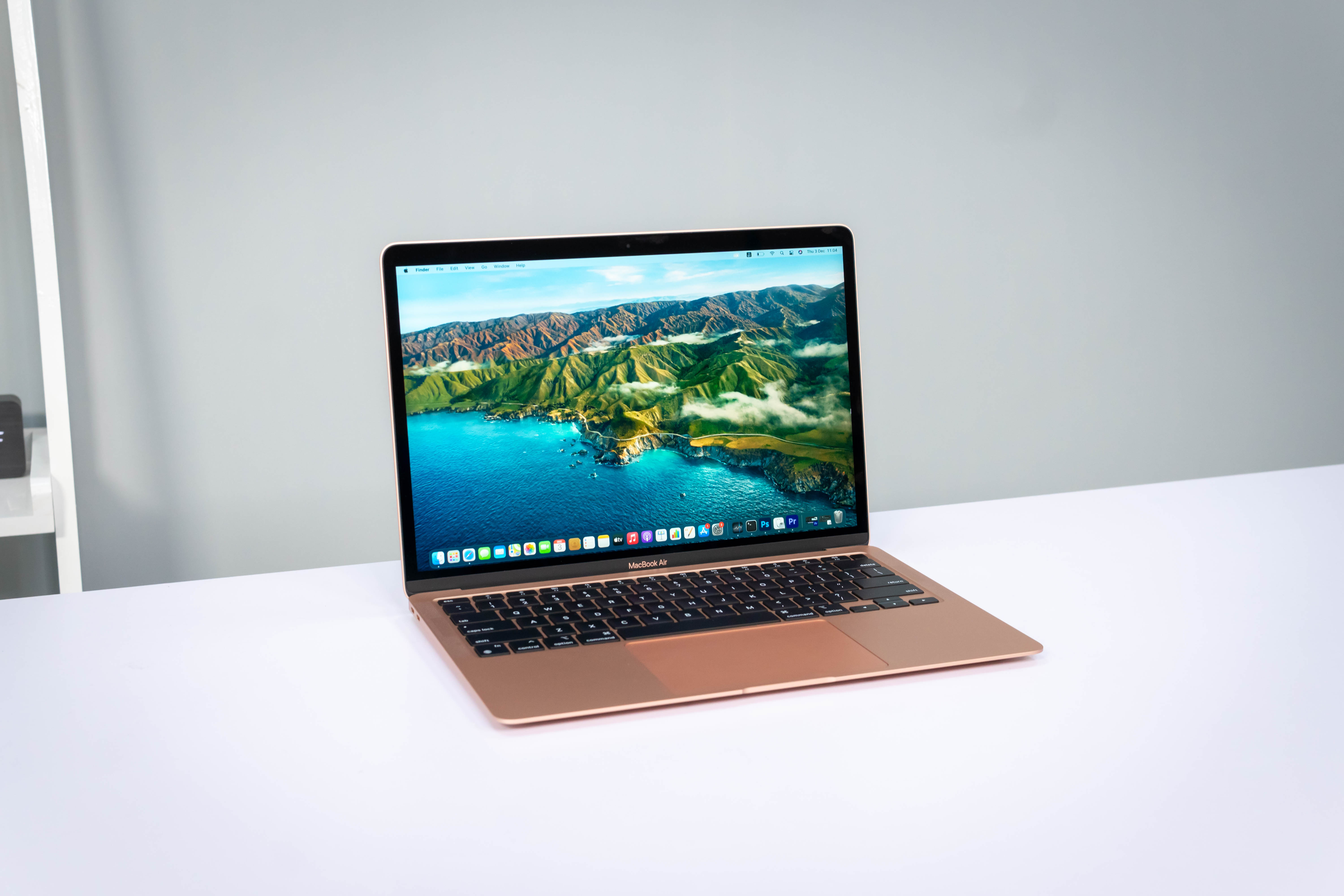 Tại sao MacBook Air 2020 Intel vẫn phù hợp với người dùng 2025